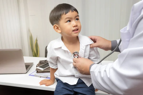 Pediatra Está Diagnosticando Pouco Paciente Usando Estetoscópio — Fotografia de Stock