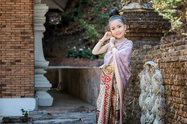 漂亮的泰国姑娘 穿泰国人的传统服装 戴耳环 — 图库照片