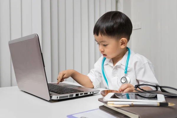 Маленький Мальчик Медицинском Мундире Ноутбуком Столе — стоковое фото