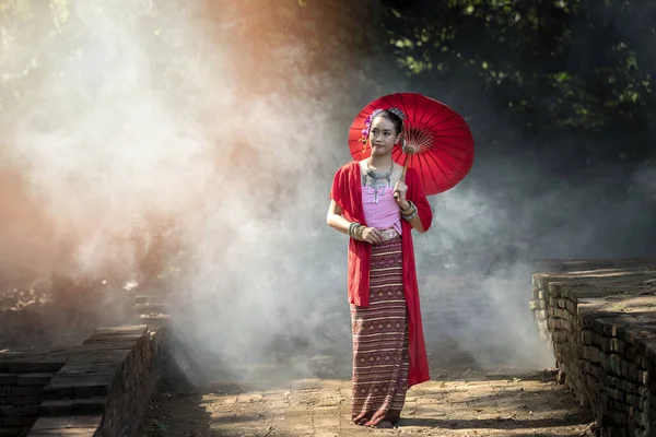 Krásná Thajská Žena Thajském Tradičním Oblečení Deštníkem Uprostřed Kouře Mlhy — Stock fotografie