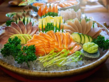 Taze somon, ton balığı ve hamachi. Japon yemeği sashimi seti..