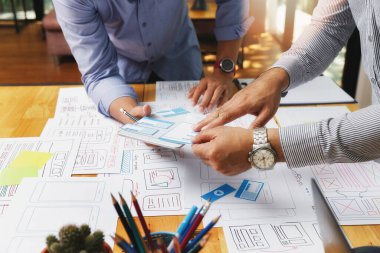 UX ya da UI tasarımcıları akıllı telefon uygulama düzeni prototip projeleri üzerinde tasarım yapıyorlar.