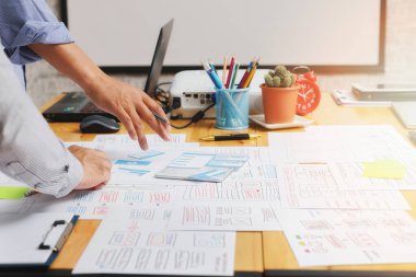 UX ya da UI tasarımcıları akıllı telefon uygulama düzeni prototip projeleri üzerinde tasarım yapıyorlar.