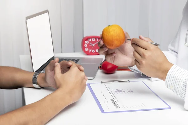 Nutricionistas Consultando Sobre Nutrição Com Homem Para Escolher Comer Frutas — Fotografia de Stock