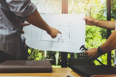 Ofiste birlikte çalışan kendine güvenen bir mimar ekibi. Masadaki yeni başlangıç projesini tartışıyorlar. Mimar, mühendisle ofisteki proje, mimari konsept hakkında görüştü