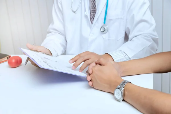 Médico Consulta Paciente Enquanto Senta Mesa Escritório Conceito Medicina Cuidados — Fotografia de Stock