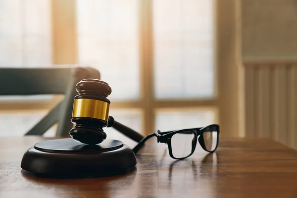 律师事务所桌上的木槌和眼镜 — 图库照片
