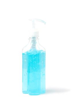 Alkol bazlı el dezenfektanı şişesi beyaza izole edilmiş. Anti bakteri ve Koronavirüs Hastalığı 2019 (COVID-19) virüs salgınlarından korunma.