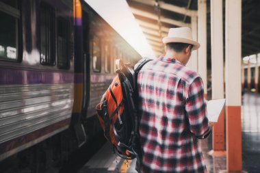 Tren istasyonunda sırt çantalı bir yolcu. Seyahat kavramı.