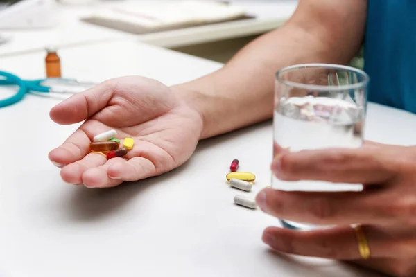 Detailní Záběr Barevných Pilulek Kapslí Léků Sklenice Vody Rukou Člověka — Stock fotografie