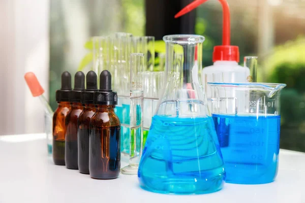 Blauw Experimenteerwater Bekerglas Kolf Chemisch Wetenschappelijk Laboratorium Groep Laboratoriumkolven Met — Stockfoto