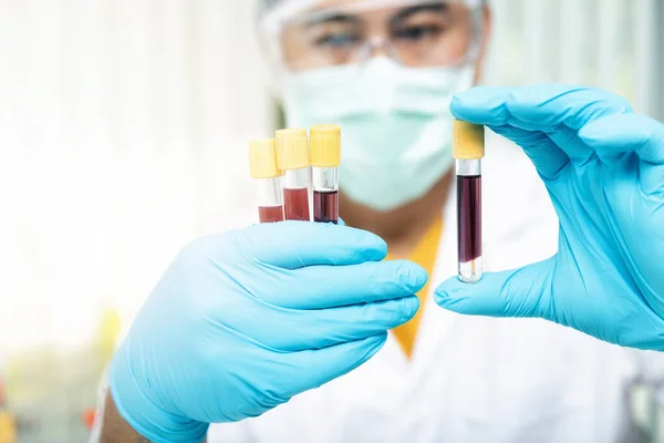 Los Investigadores Comparan Muestras Sangre Pacientes Infectados Con Enfermedad Laboratorio — Foto de Stock