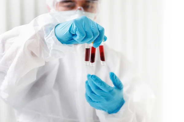 Los Investigadores Comparan Muestras Sangre Pacientes Infectados Con Enfermedad Laboratorio — Foto de Stock