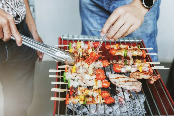 Homens Grelhar Porco Churrasco Jantar Conceito Alimentação Pessoas Tempo Família — Fotografia de Stock