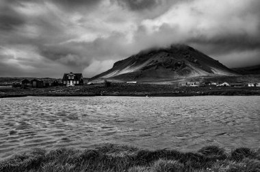 Bir dağ ile dramatik İzlanda manzarası.