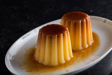 Creme brulee. Geleneksel Fransız ve İtalyan vanilya krem tatlı karamelize şeker. Lezzetli, tatlı, lezzetli yemek. Kopya alanı