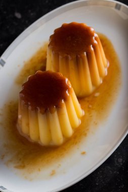 Creme brulee. Geleneksel Fransız ve İtalyan vanilya krem tatlı karamelize şeker. Lezzetli, tatlı, lezzetli yemek. Kopya alanı