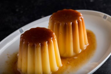 Creme brulee. Geleneksel Fransız ve İtalyan vanilya krem tatlı karamelize şeker. Lezzetli, tatlı, lezzetli yemek. Kopya alanı