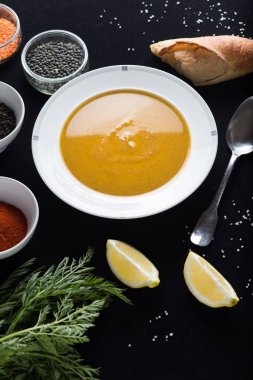 Krem çeşitli mercimek çorbası. Sarı ve yeşil lens, baharat olarak çiğ yemek ve limon siyah backgraund üzerinde. Sağlıklı, lezzetli, lezzetli, vejetaryen yemek. Üstten Görünüm, kopya alanı