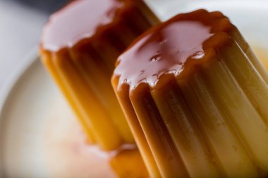 Creme brulee. Geleneksel Fransız ve İtalyan vanilya krem tatlı karamelize şeker. Lezzetli, tatlı, lezzetli yemek. Kopya alanı