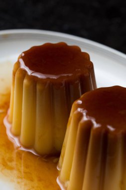 Creme brulee. Geleneksel Fransız ve İtalyan vanilya krem tatlı karamelize şeker. Lezzetli, tatlı, lezzetli yemek. Kopya alanı