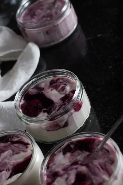 Yoğurt karanlık mermer arka plan üzerinde karışım cam kase meyve ile. Doğal ve sağlıklı meyve, diyet, gurme tatlı granola kahvaltı için. Tatlı yoğurt portre
