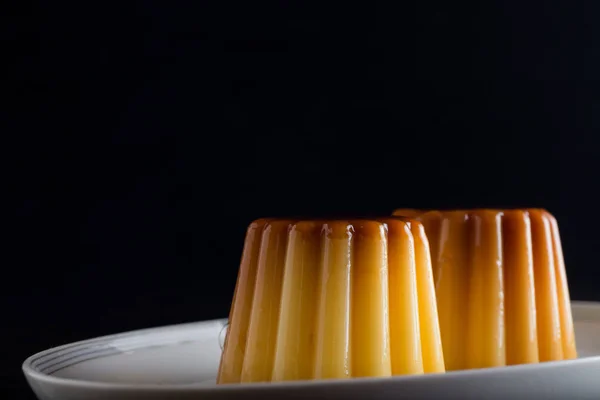 Creme brulee. Tradiční francouzské a italské vanilkové smetanový dezert s karamelizovaným cukrem. Chutné, sladké, chutné jídlo. Kopírovat prostor — Stock fotografie