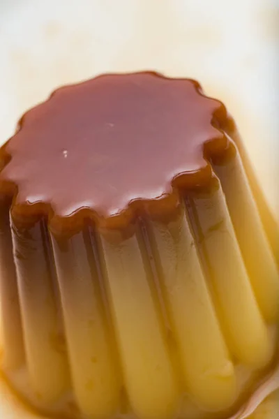 Крем-брюле. Традиційні французькі та італійські ванільний крем десерт з карамелі цукру. Смачний, солодкий, смачні страви. Копія простір — стокове фото