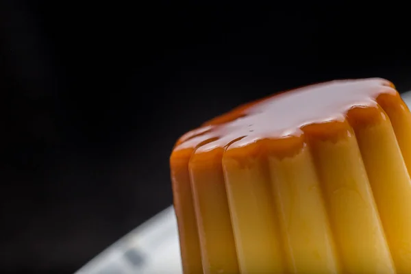 Brulee cremoso. Sobremesa de creme de baunilha tradicional francesa e italiana com açúcar caramelizado. Prato delicioso, doce e saboroso. Espaço de cópia — Fotografia de Stock