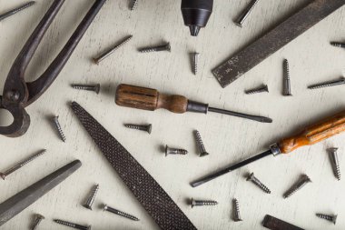 İnşaat araçları üzerinde ahşap açık renkli ayarlayın. Tamirci, marangoz, Oluşturucu için ürün yelpazesine sahip aygıtlar. Metin için yer kopyalayın. Üstten Görünüm