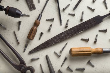 İnşaat araçları üzerinde ahşap açık renkli ayarlayın. Tamirci, marangoz, Oluşturucu için ürün yelpazesine sahip aygıtlar. Metin için yer kopyalayın. Üstten Görünüm