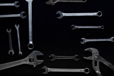 İnşaat araçları koyu arka plan üzerinde ayarlayın. Tamirci, marangoz, Oluşturucu için ürün yelpazesine sahip aygıtlar. Metin için yer kopyalayın. Üstten Görünüm