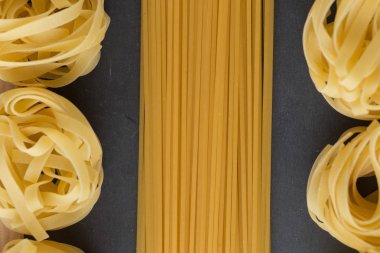 Makarna ham closeup arka plan çeşitli karışımı. Geleneksel İtalyan mutfağı yemek için lezzetli kuru pişmemiş madde. Çeşitli şekiller dokulu. Üstten Görünüm. Kopya alanı