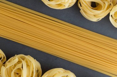 Makarna ham closeup arka plan çeşitli karışımı. Geleneksel İtalyan mutfağı yemek için lezzetli kuru pişmemiş madde. Çeşitli şekiller dokulu. Üstten Görünüm. Kopya alanı