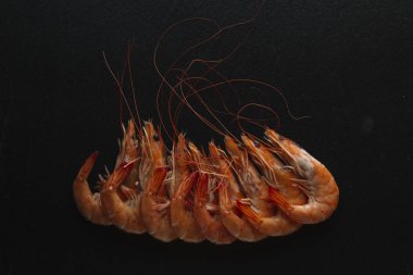 Siyah arka plan üzerine karides. Lezzetli deniz ürünleri meze haşlama veya ızgara baharatlar ile servis. Yakın çekim. Üstten Görünüm