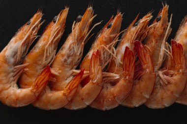 Siyah arka plan üzerine karides. Lezzetli deniz ürünleri meze haşlama veya ızgara baharatlar ile servis. Yakın çekim. Üstten Görünüm