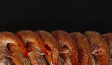 Siyah arka plan üzerine karides. Lezzetli deniz ürünleri meze haşlama veya ızgara baharatlar ile servis. Yakın çekim. Üstten Görünüm