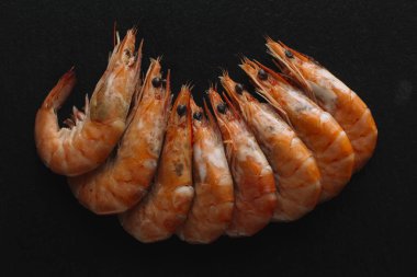 Siyah arka plan üzerine karides. Lezzetli deniz ürünleri meze haşlama veya ızgara baharatlar ile servis. Yakın çekim. Üstten Görünüm