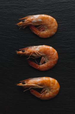 Siyah arka plan üzerine karides. Lezzetli deniz ürünleri meze haşlama veya ızgara baharatlar ile servis. Yakın çekim. Üstten Görünüm