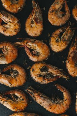 Siyah arka plan üzerine karides. Lezzetli deniz ürünleri meze haşlama veya ızgara baharatlar ile servis. Yakın çekim. Üstten Görünüm