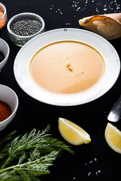 Sopa de creme de lentilha variada. Lente amarela e verde, especiarias cruas para refeição e limão em backgraund preto. Comida saudável, apetitosa, deliciosa e vegetariana. Vista superior, espaço de cópia — Fotografia de Stock