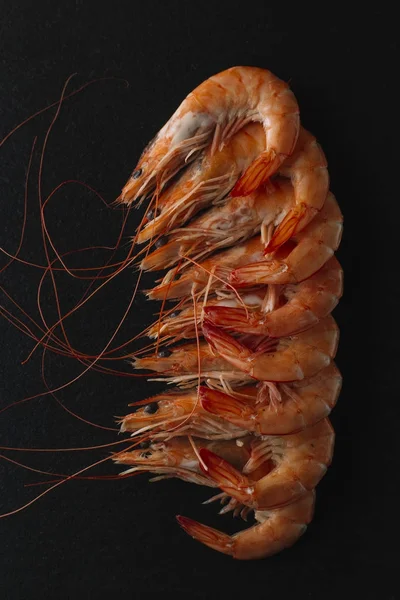 Siyah arka plan üzerine karides. Lezzetli deniz ürünleri meze haşlama veya ızgara baharatlar ile servis. Yakın çekim. Üstten Görünüm