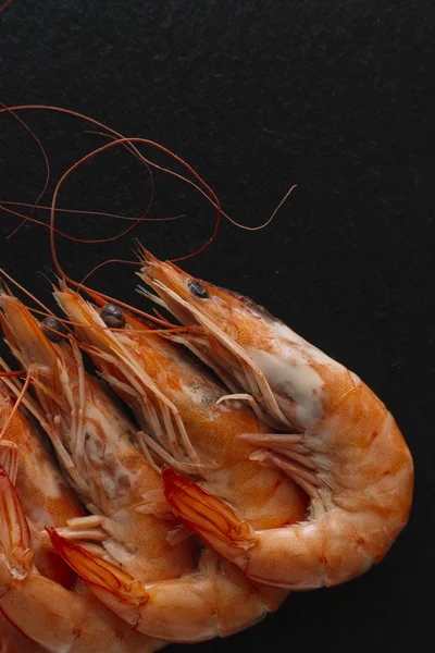 Siyah arka plan üzerine karides. Lezzetli deniz ürünleri meze haşlama veya ızgara baharatlar ile servis. Yakın çekim. Üstten Görünüm
