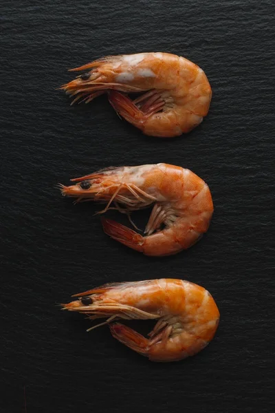 Siyah arka plan üzerine karides. Lezzetli deniz ürünleri meze haşlama veya ızgara baharatlar ile servis. Yakın çekim. Üstten Görünüm