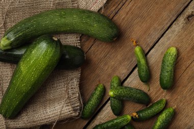 Kabak ve salatalık ahşap arka plan üzerinde. Üstten Görünüm