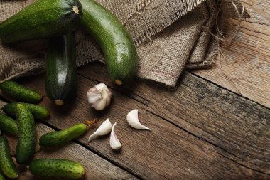 Kabak ve salatalık ahşap arka plan üzerinde. Üstten Görünüm