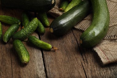 Kabak ve salatalık ahşap arka plan üzerinde. Üstten Görünüm