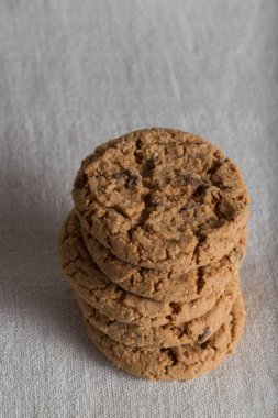 İle ışık Tekstil zemin üzerine Çikolata parçalı kurabiye kazık. Kahvaltı, Kahvaltı ve öğle yemeği için lezzetli sabah aperatifler. Apetisant, sağlıklı, tatlı, scrummy ve fast food