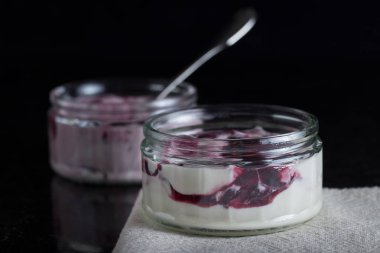 Yoğurt karanlık mermer arka plan üzerinde karışım cam kase meyve ile. Doğal ve sağlıklı meyve, diyet, gurme tatlı granola kahvaltı için. Tatlı yoğurt portre