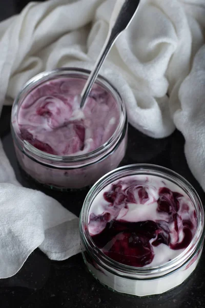 Yoğurt karanlık mermer arka plan üzerinde karışım cam kase meyve ile. Doğal ve sağlıklı meyve, diyet, gurme tatlı granola kahvaltı için. Tatlı yoğurt portre
